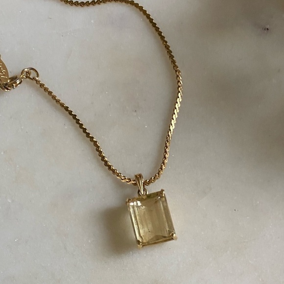 beautiful vintage gold tone bracelet with yellow crystal accent - Picture 4 of 16